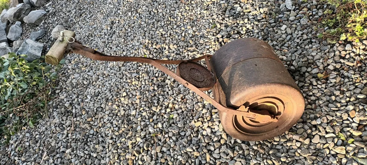 Antique metal lawn roller - Image 2