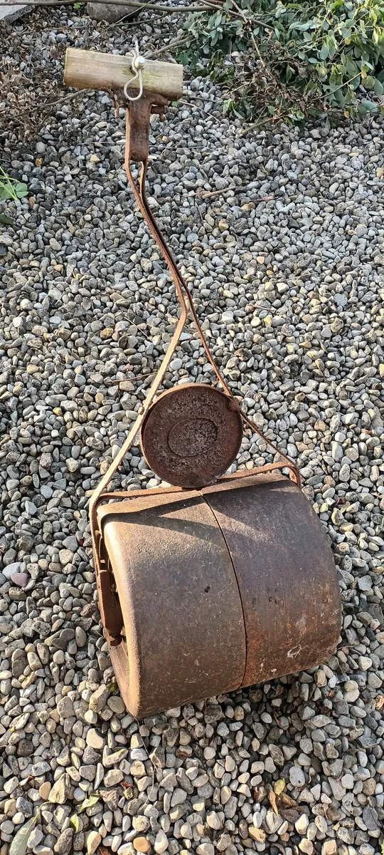 Antique metal lawn roller - Image 1