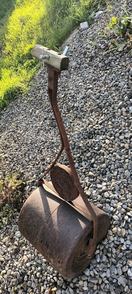 Antique metal lawn roller - Image 3