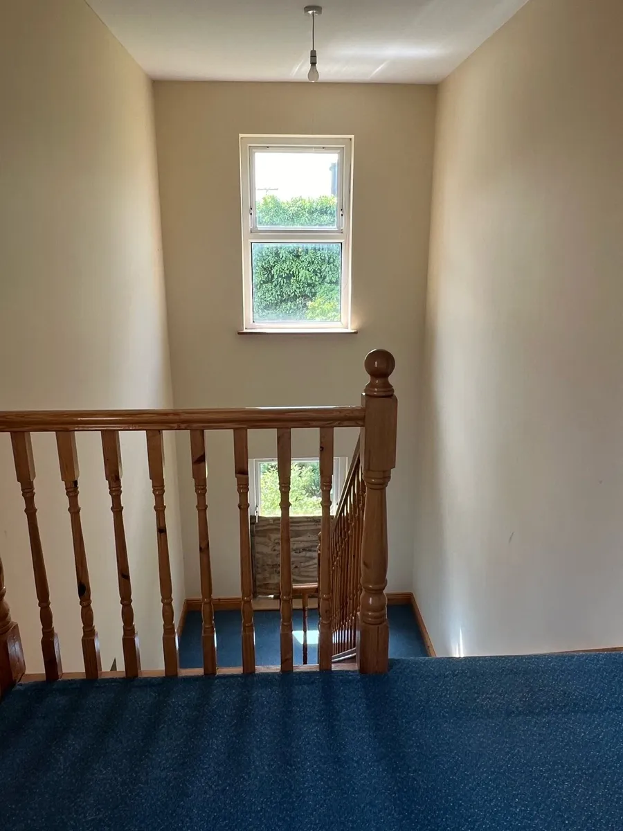 House for Sale in Town Center with Parking - Image 2
