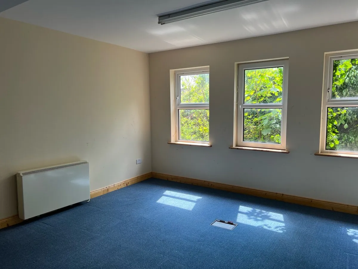 House for Sale in Town Center with Parking - Image 4