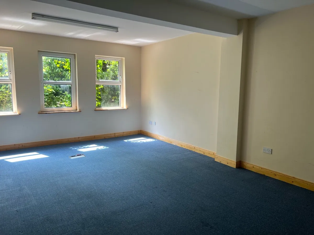 House for Sale in Town Center with Parking - Image 1