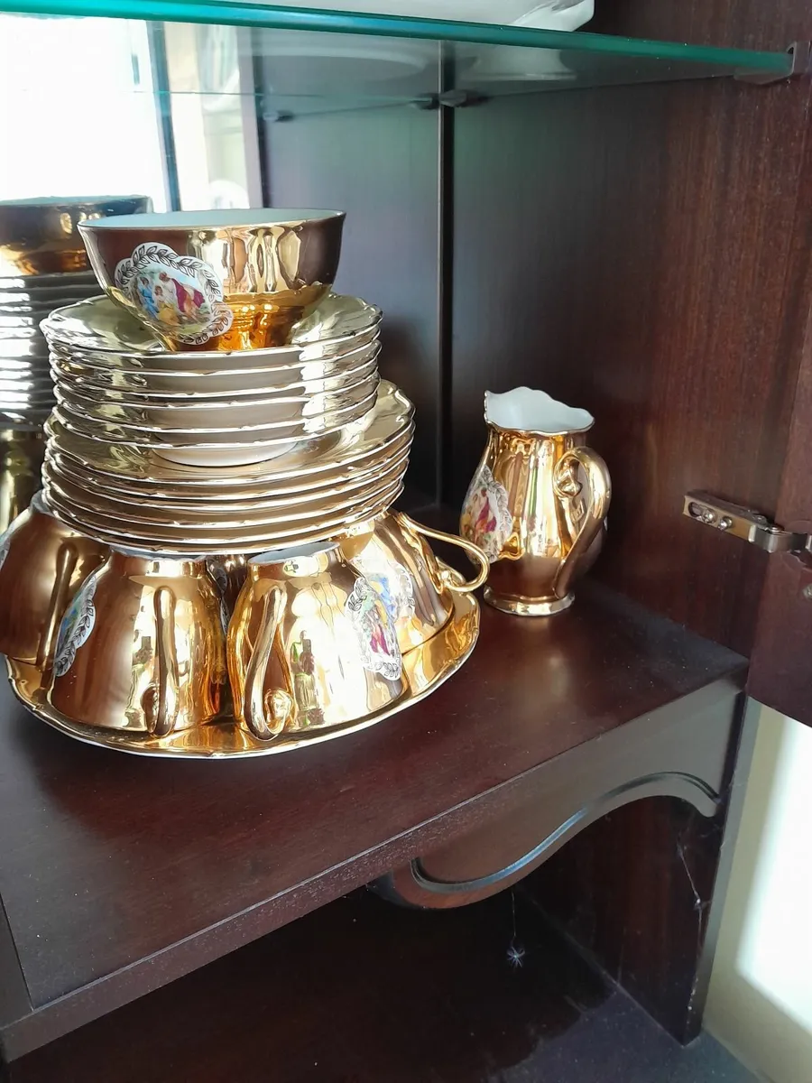 Gold china set - Image 1
