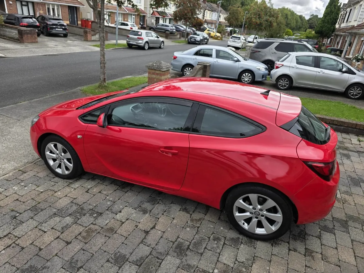 Opel Astra  GTC 2013 - Image 2