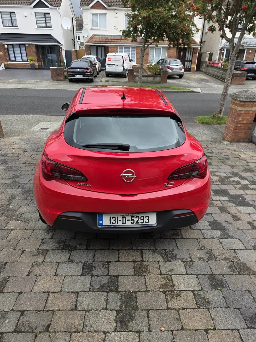 Opel Astra  GTC 2013 - Image 3