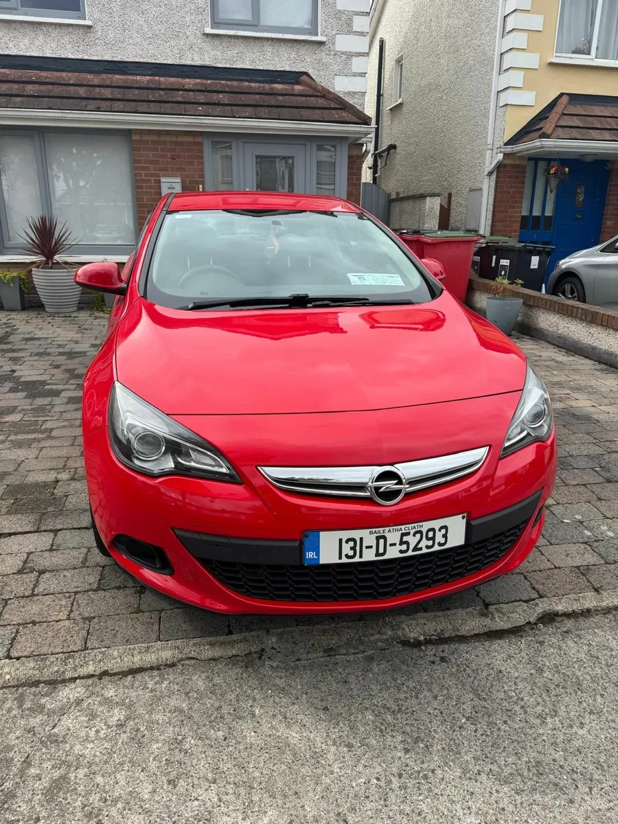 Opel Astra  GTC 2013 - Image 1