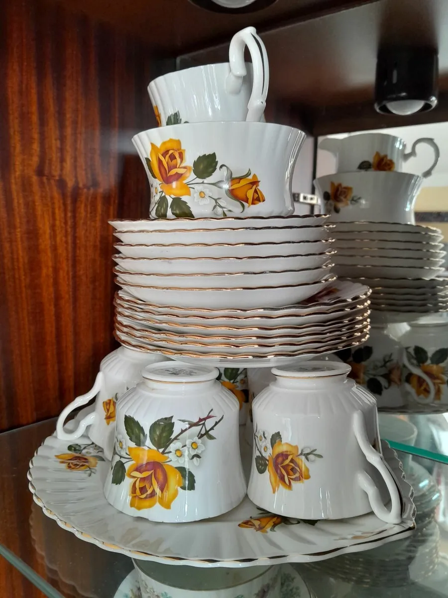Sailsbury china set - Image 1