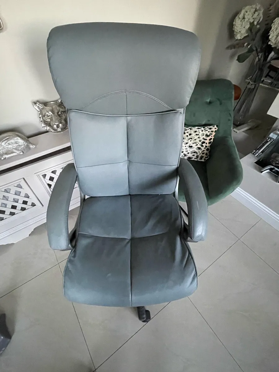 Office chair - Image 1