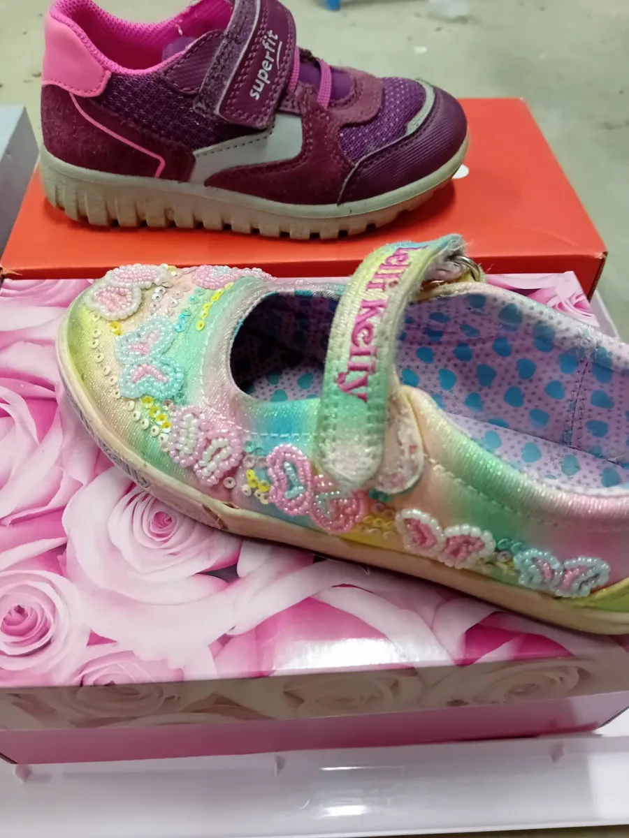 Childrens shoes - Image 1