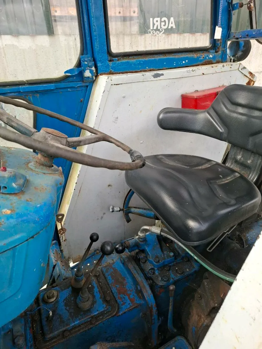 Ford tractor 300 - Image 1