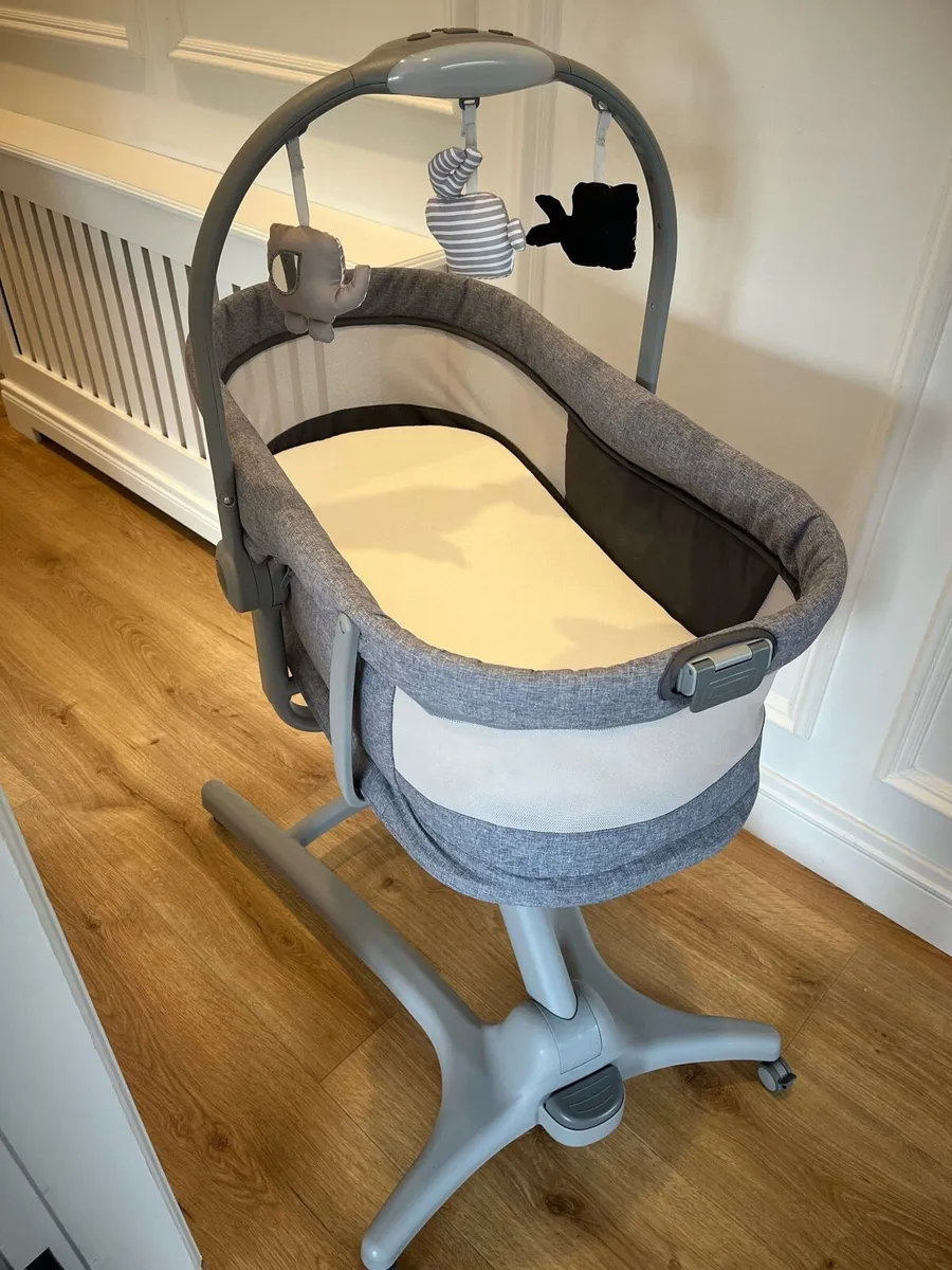 Chicco Hug Crib/ Chair 4in1 - Image 1