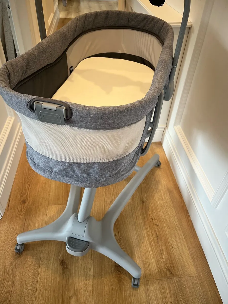 Chicco Hug Crib/ Chair 4in1 - Image 2