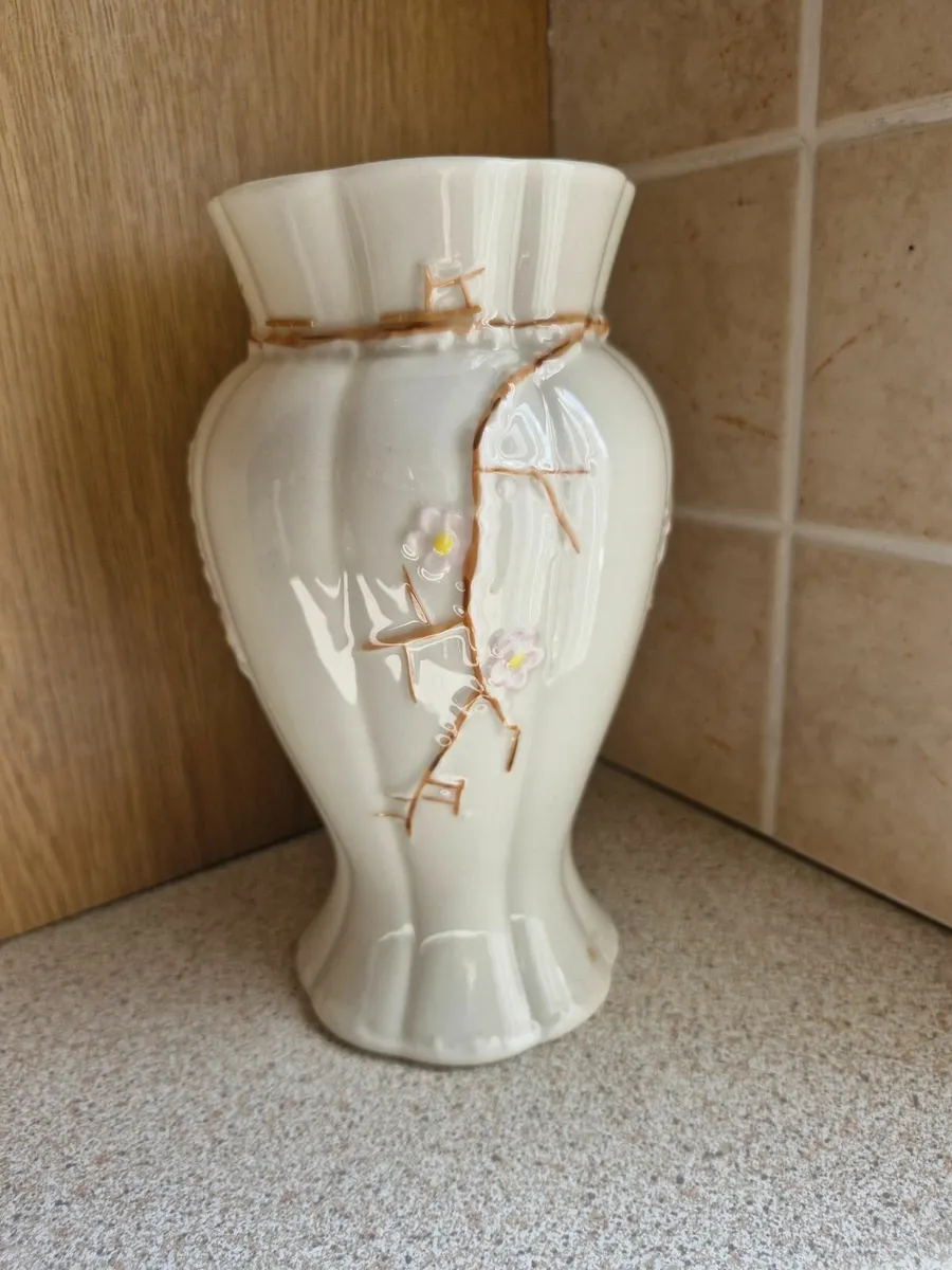 Vases and flower pots - Image 1