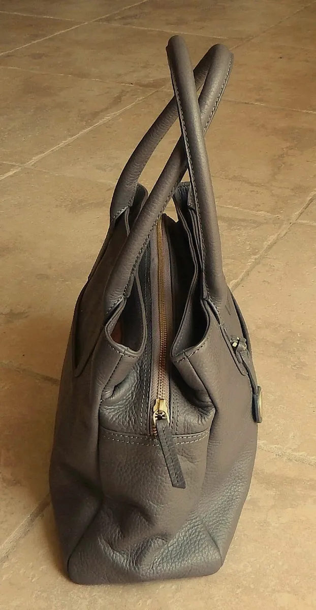 Pure Luxuries London Ladies Leather Handbag - Image 3