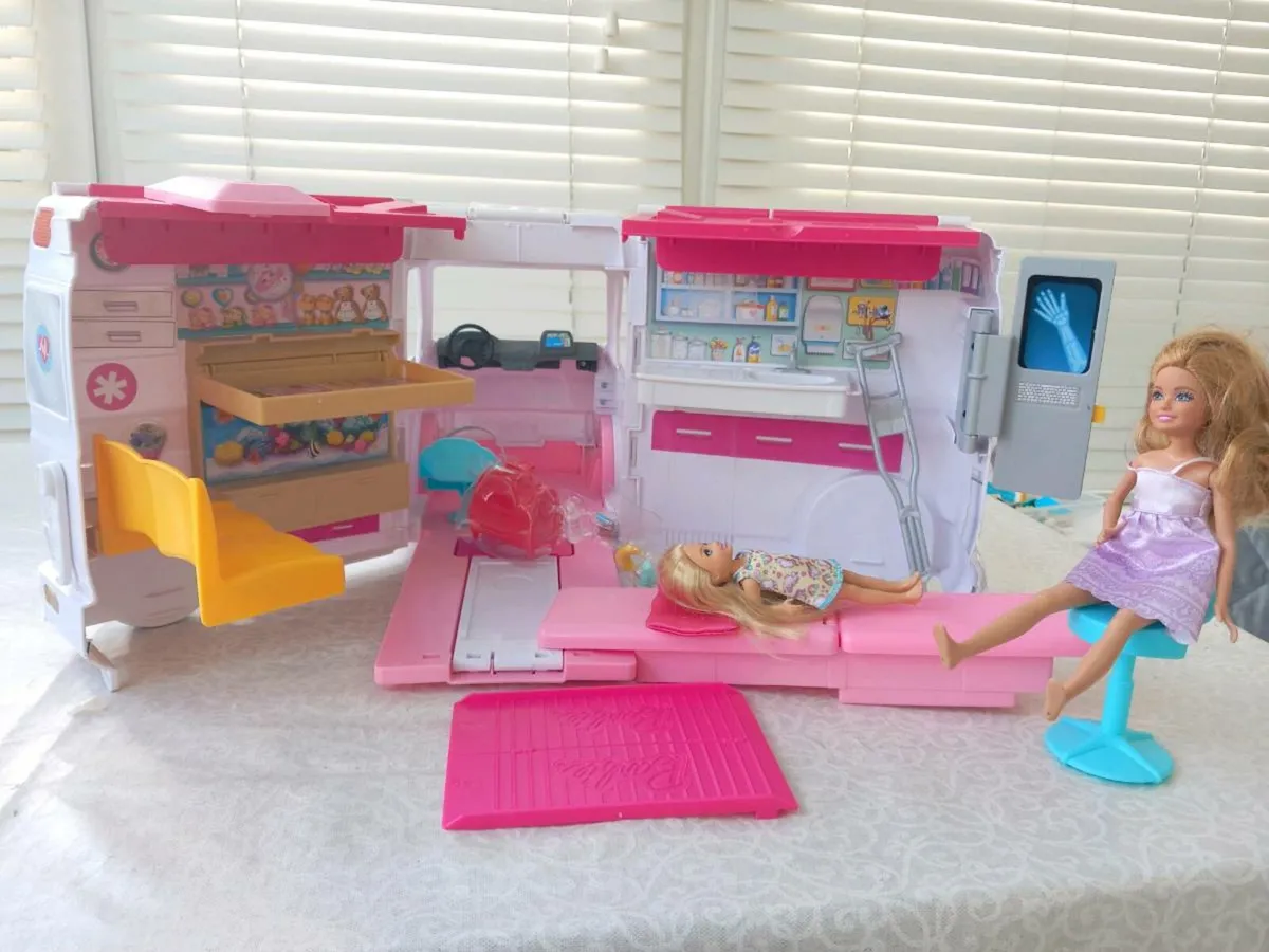 Barbie ambulance - Image 1