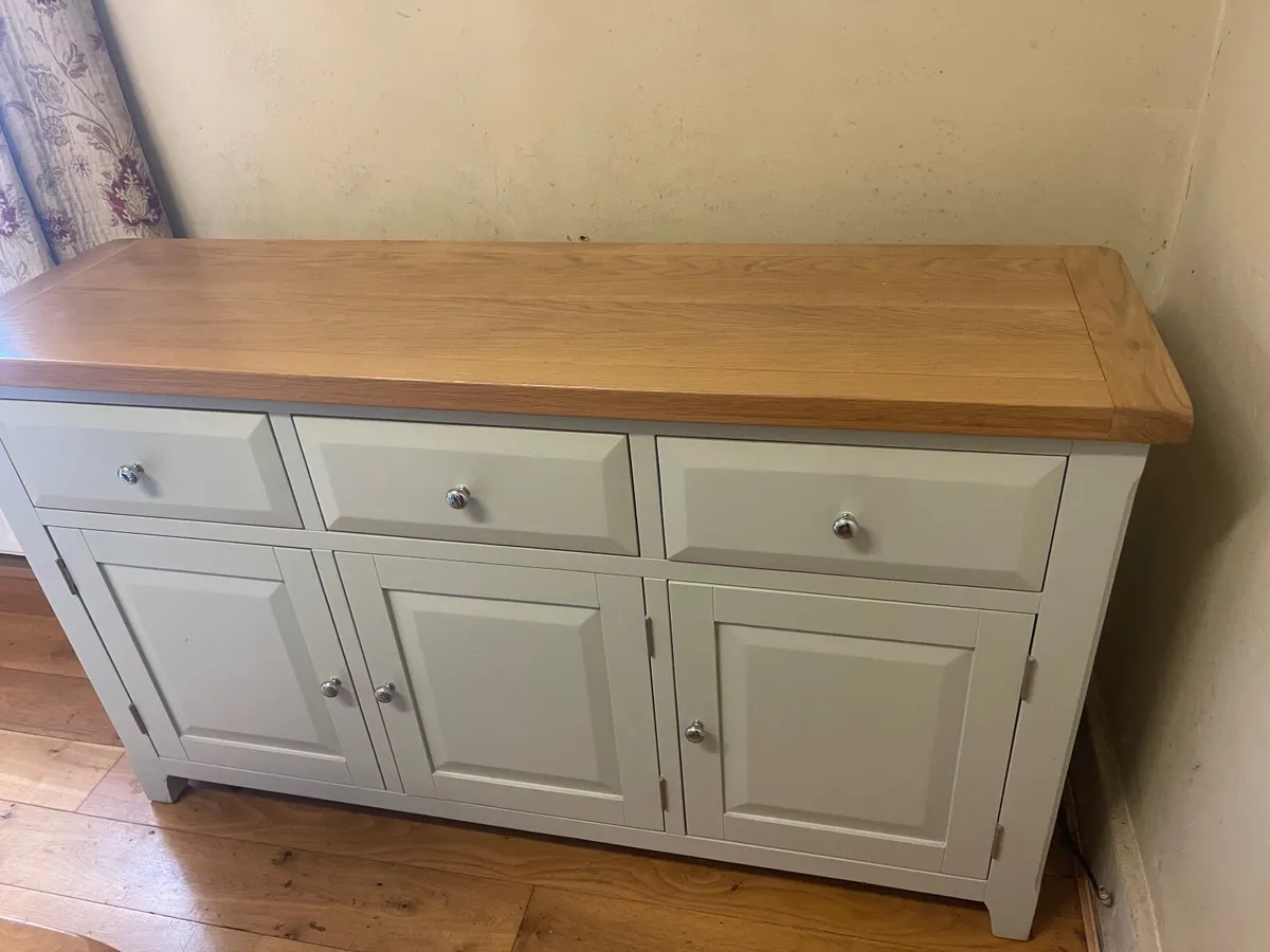 Dining table and chairs with matching side board - Image 1