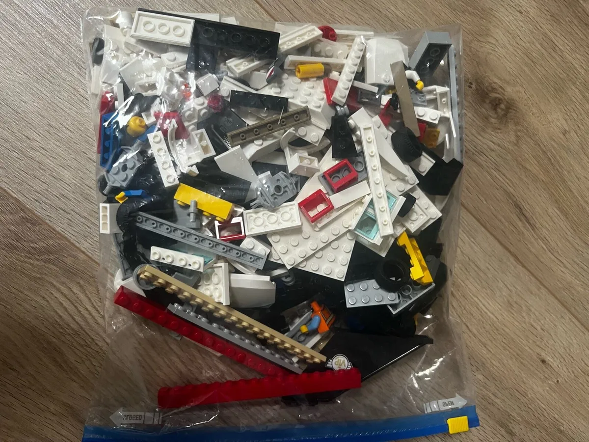 LEGO City Airport VIP Service - Image 2