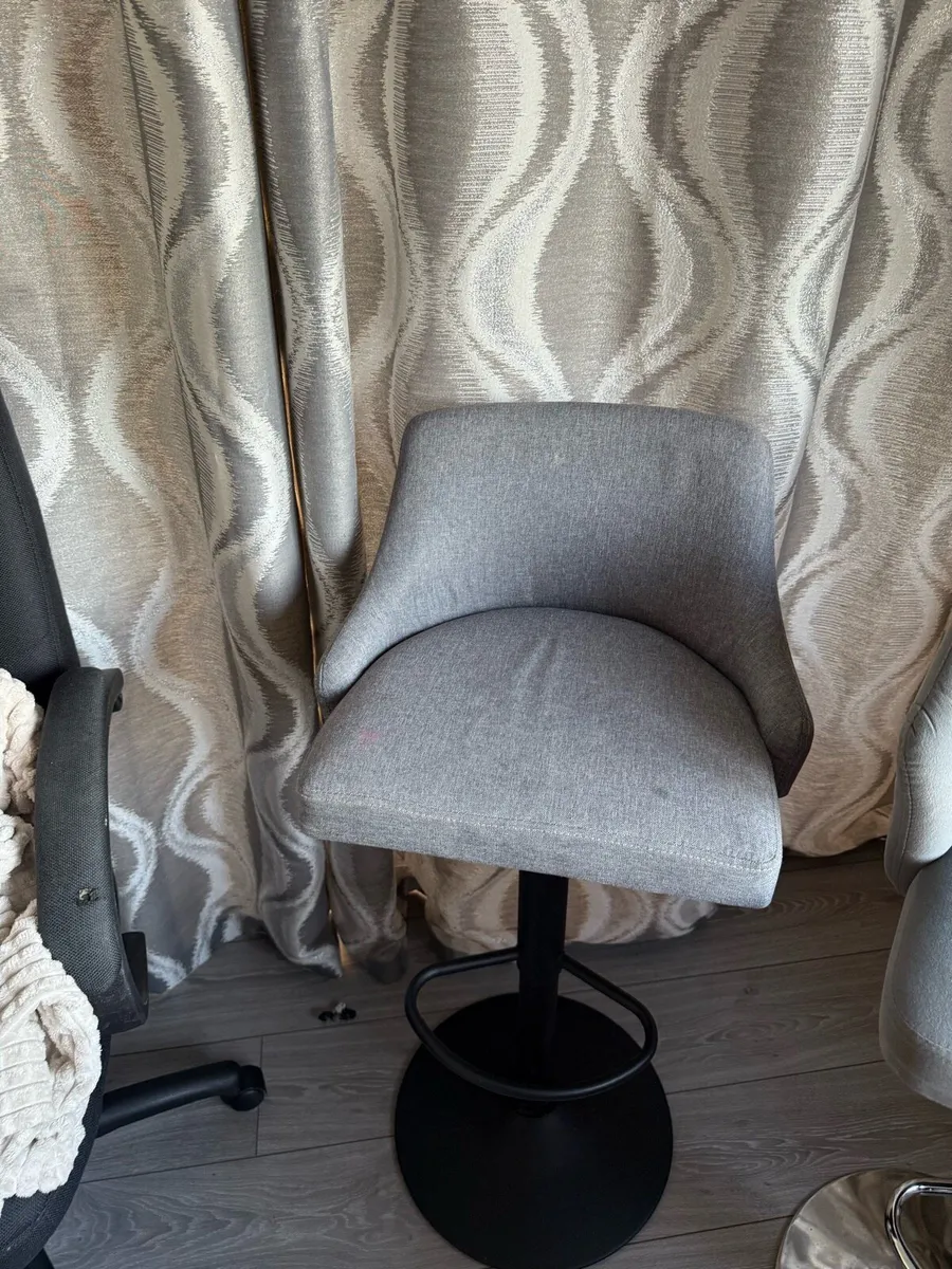 Wardrobe and chairs - Image 3