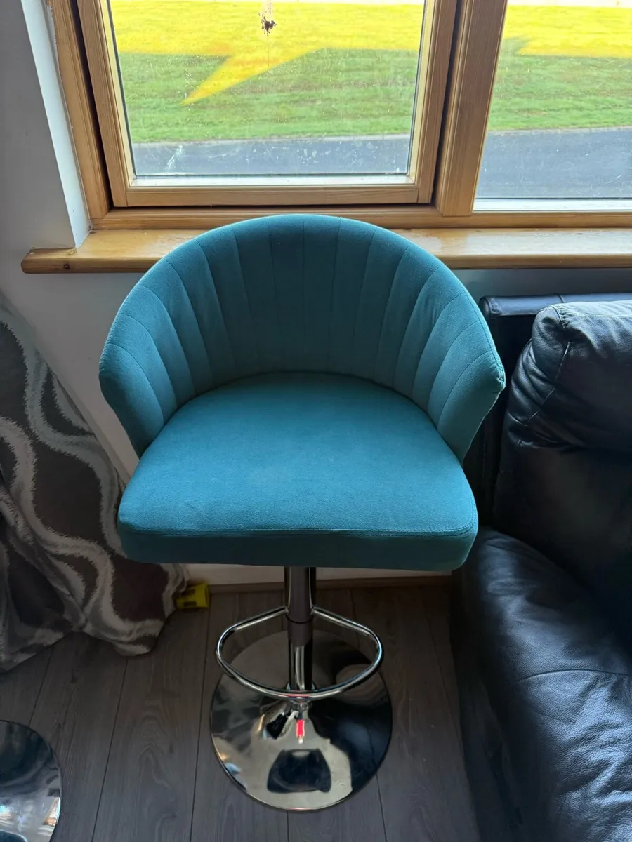Wardrobe and chairs - Image 4