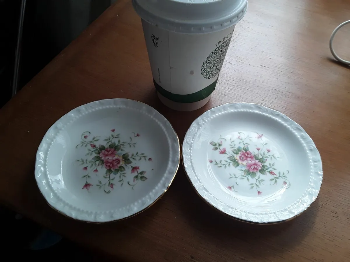 Two lovely small collectible plates - Image 1