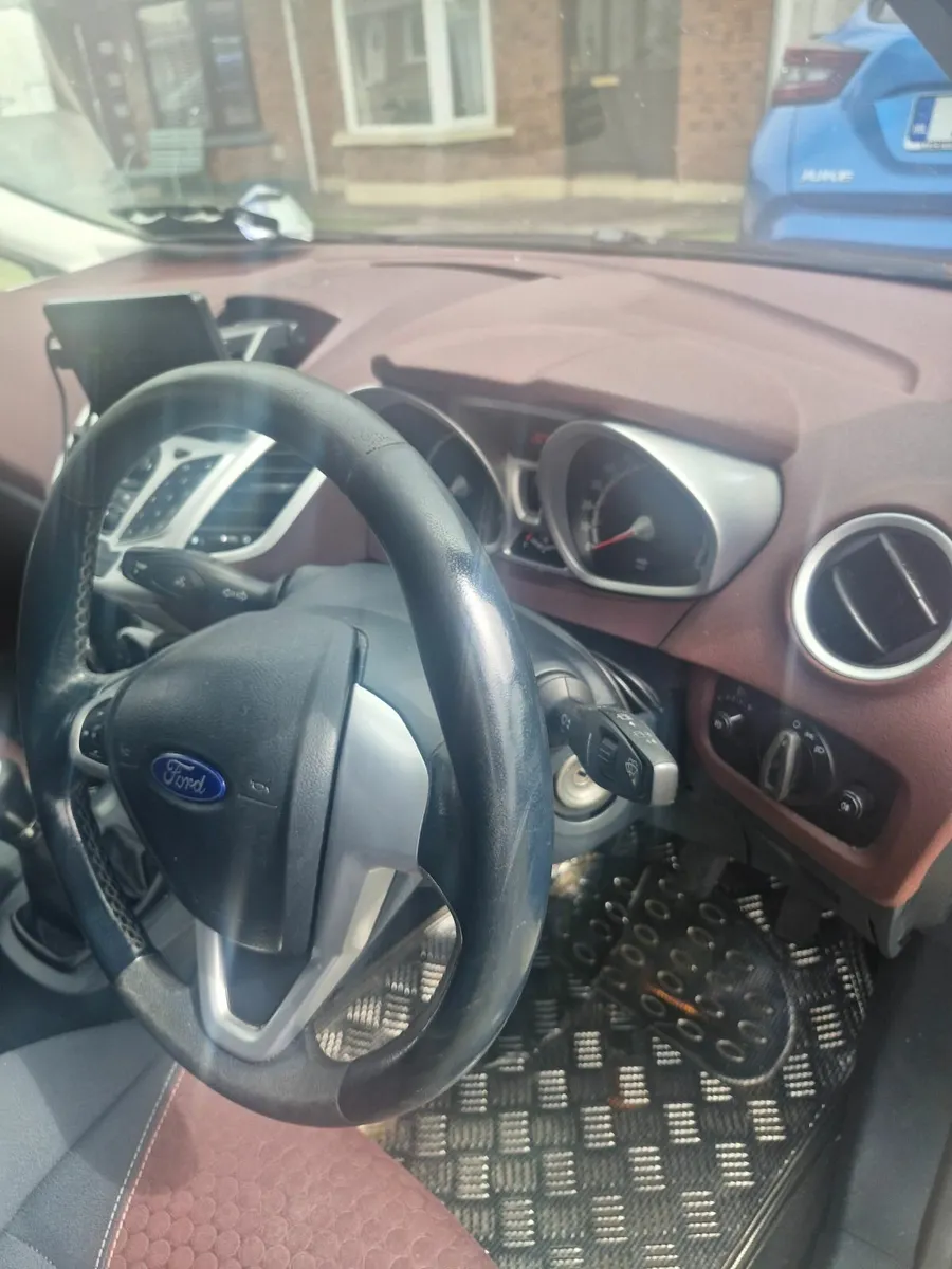 Ford Fiesta 2010 - Image 2