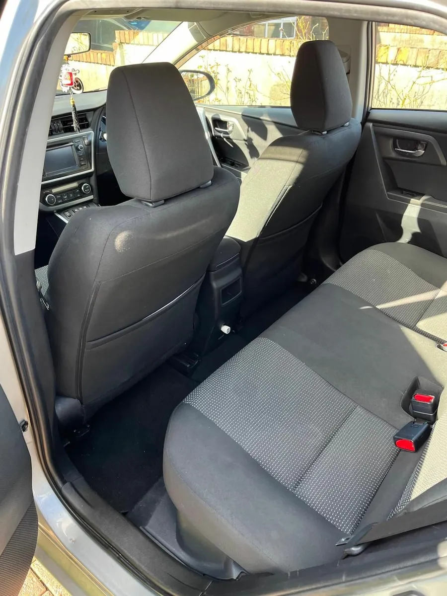 Toyota Auris 2013 1.8 Hybrid - Image 2
