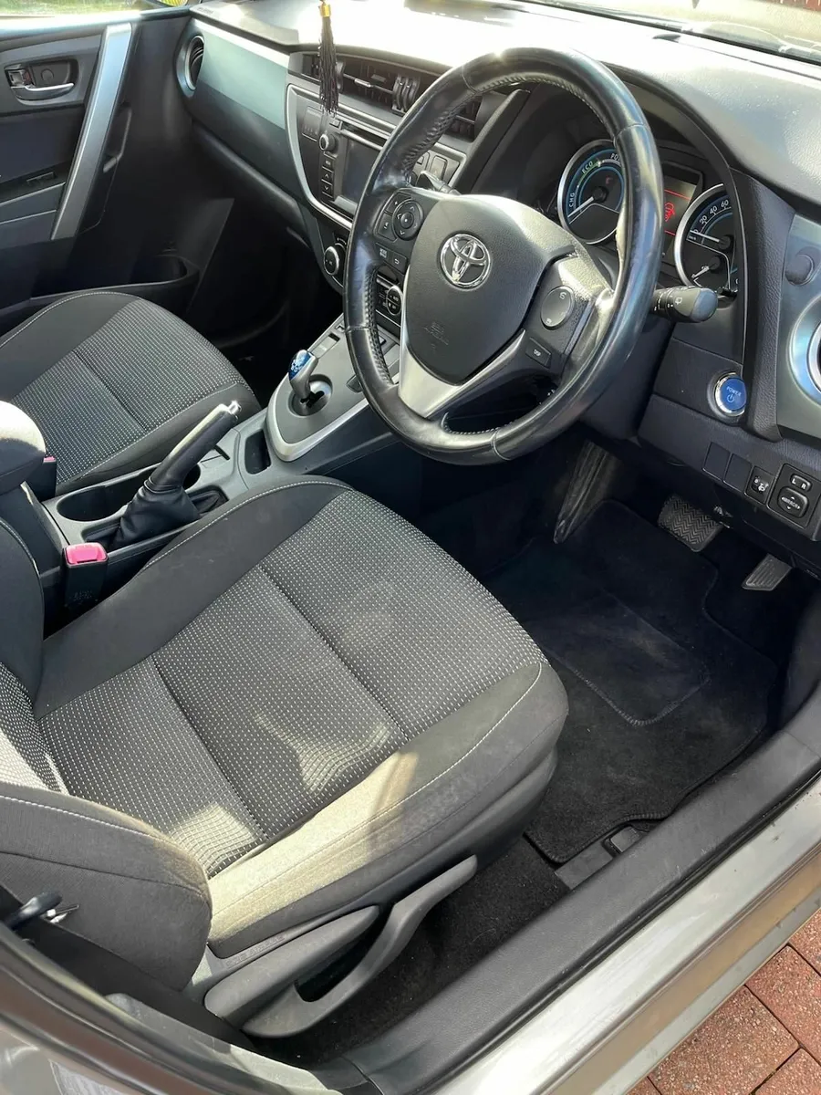 Toyota Auris 2013 1.8 Hybrid - Image 4