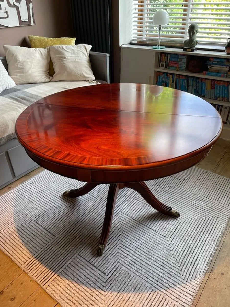 Mahogany Round or Oval Dining Table in Regency Style - Image 1