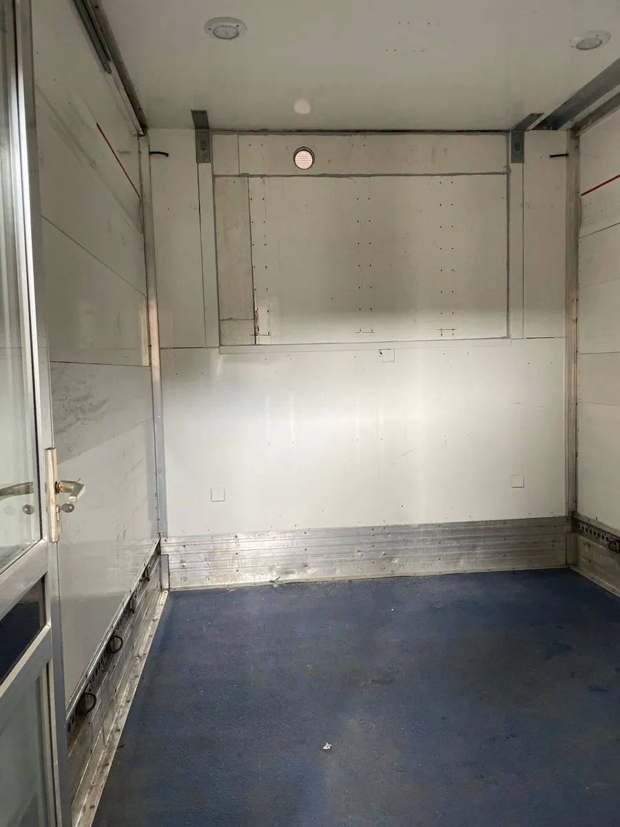 Insulated storage unit - Image 2