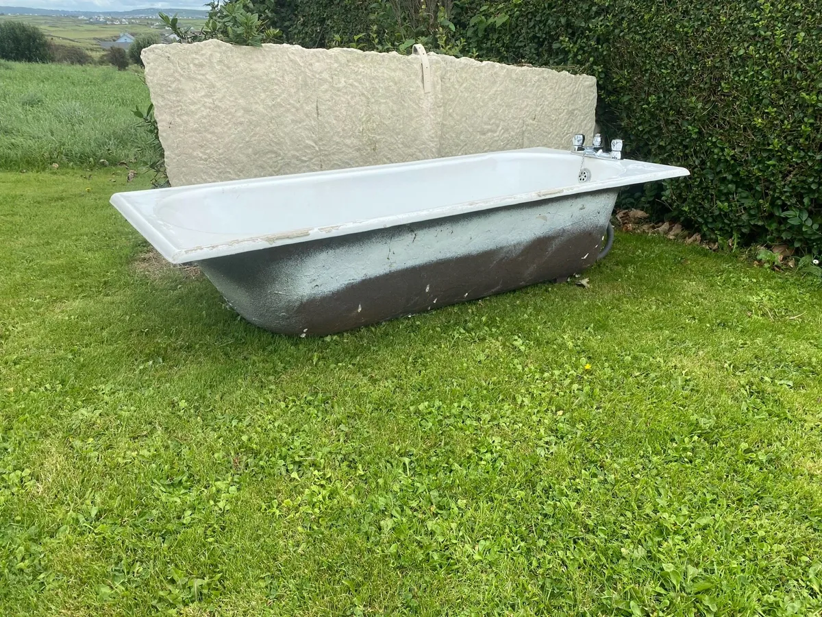 Cast iron bath - Image 1