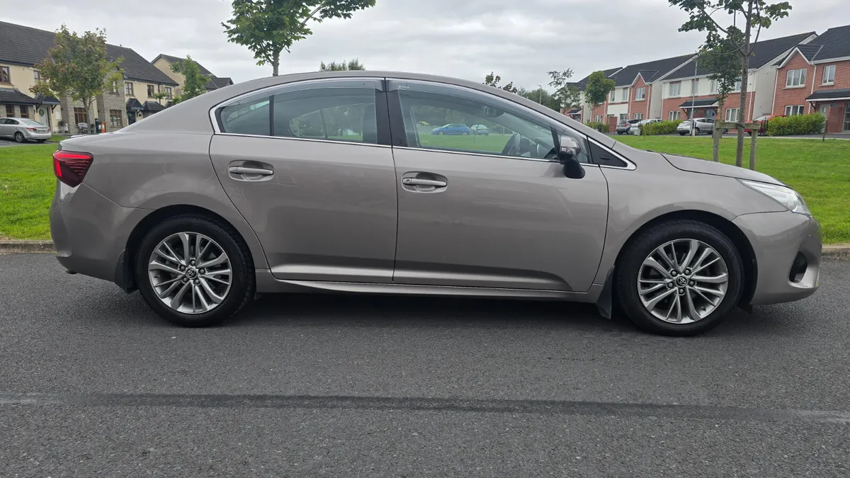 Toyota Avensis 2016 luna model - Image 2