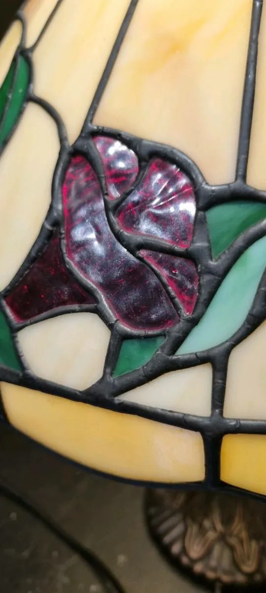 VINTAGE TIFFANY SLAG GLASS LAMP - Image 1