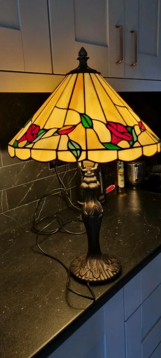 VINTAGE TIFFANY SLAG GLASS LAMP - Image 2