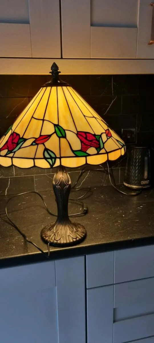 VINTAGE TIFFANY SLAG GLASS LAMP - Image 3