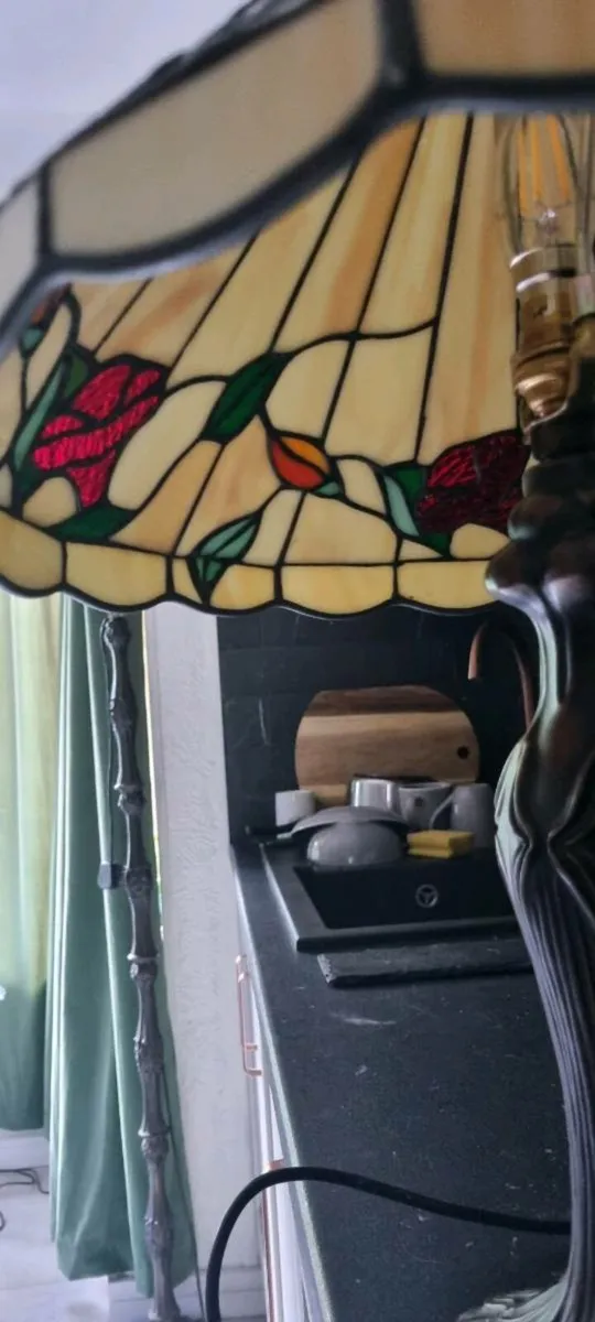 VINTAGE TIFFANY SLAG GLASS LAMP - Image 4