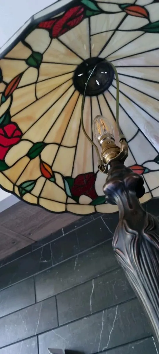 VINTAGE TIFFANY SLAG GLASS LAMP 18" WIDE - Image 1