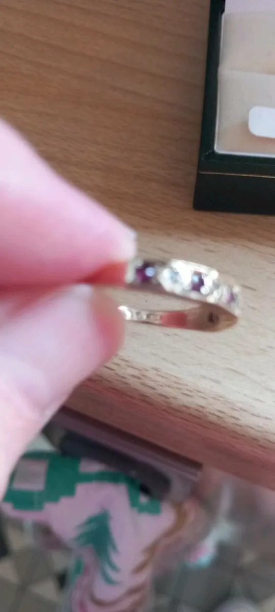 9ct gold garnet ring size O - Image 2