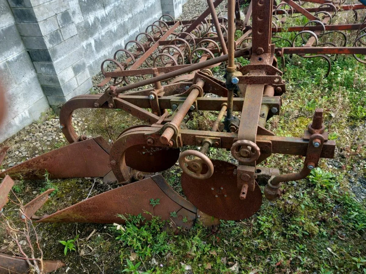 Vintage machinery. - Image 3