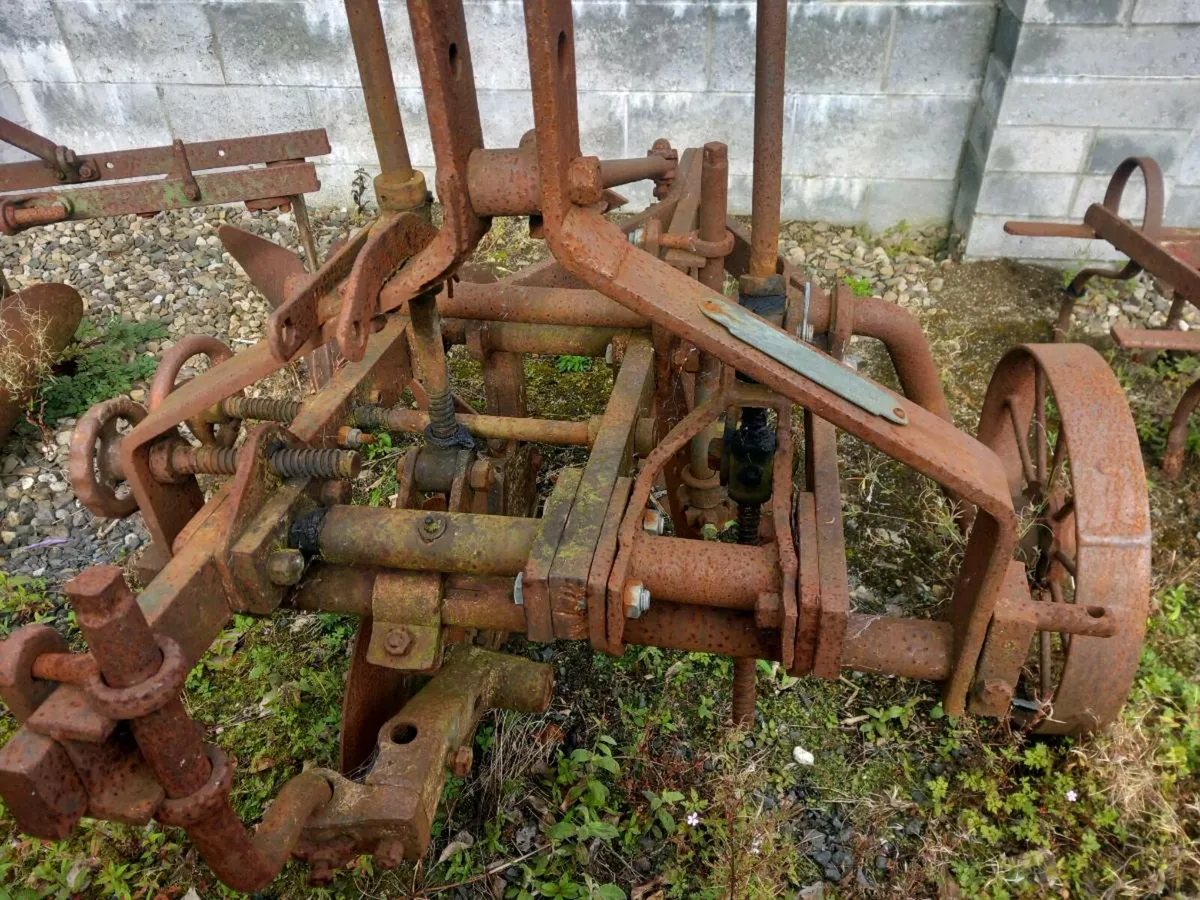Vintage machinery - Image 1