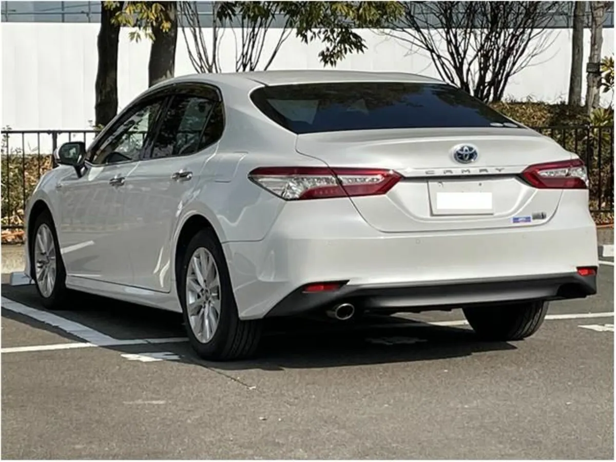 Toyota Camry 2.5 Petrol Hybrid - Image 2