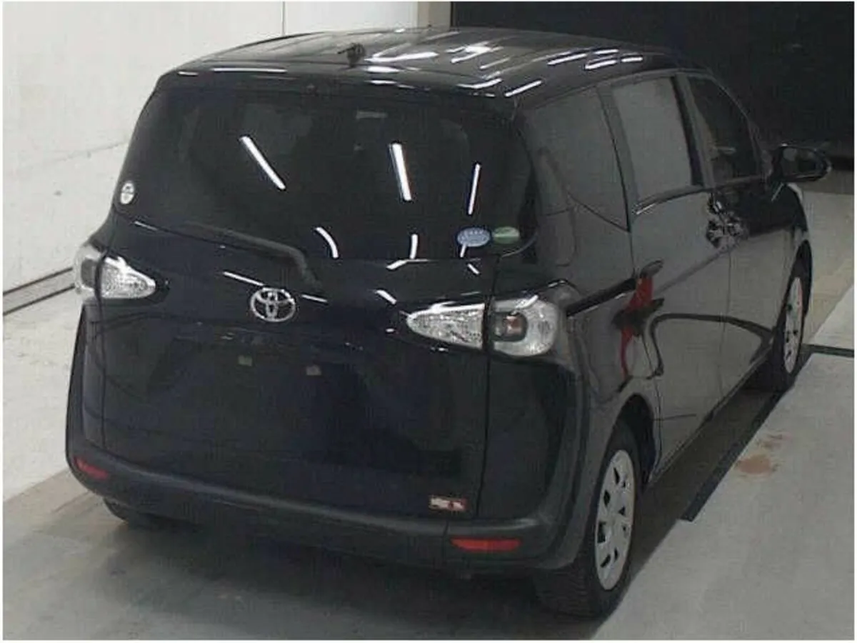 Toyota Sienta 1.5 - Image 3