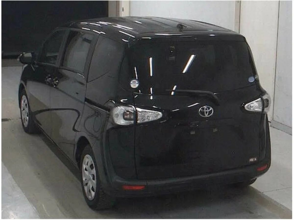 Toyota Sienta 1.5 - Image 4