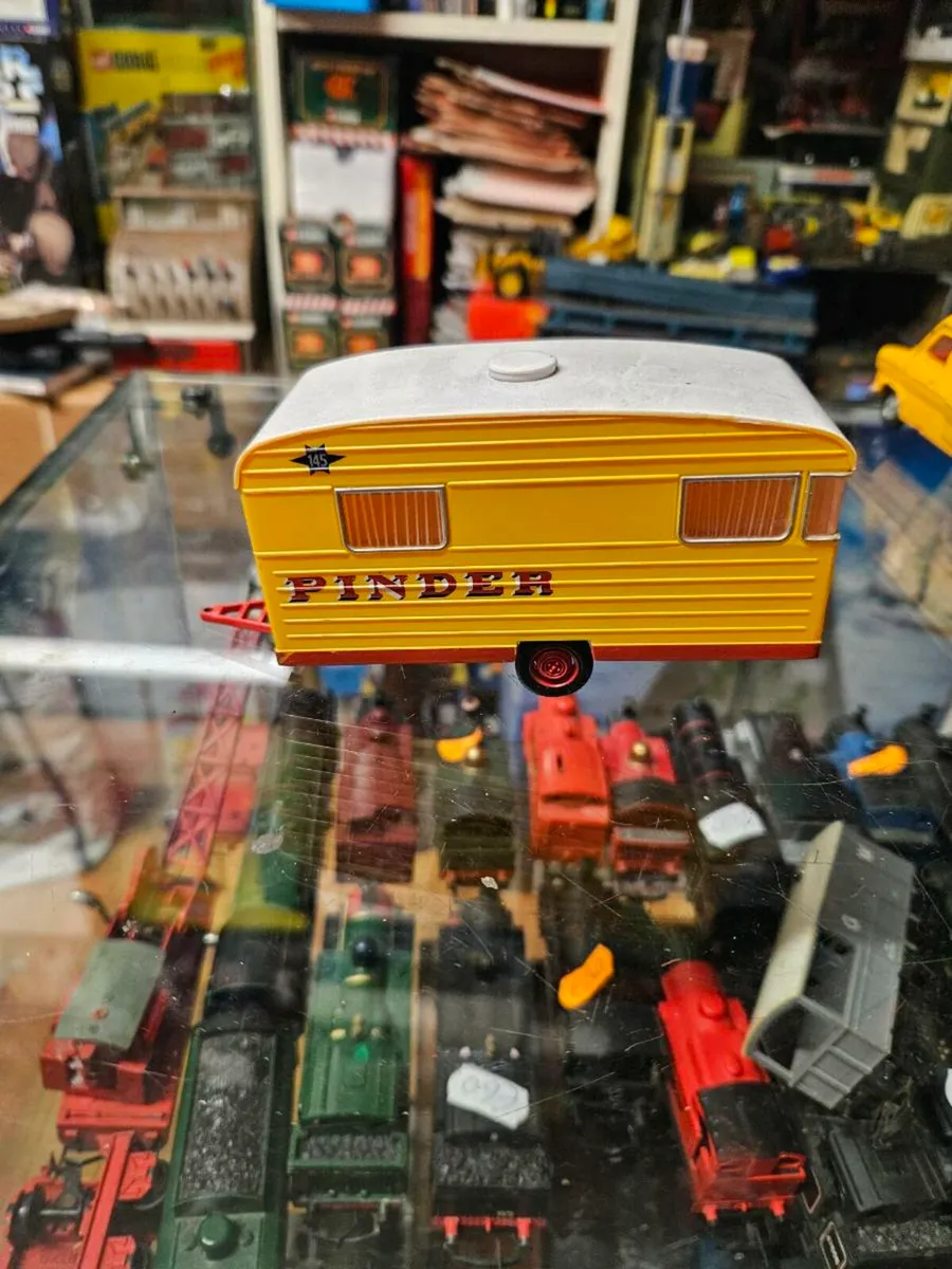 Corgi Pinder Circus Caravan - Image 1