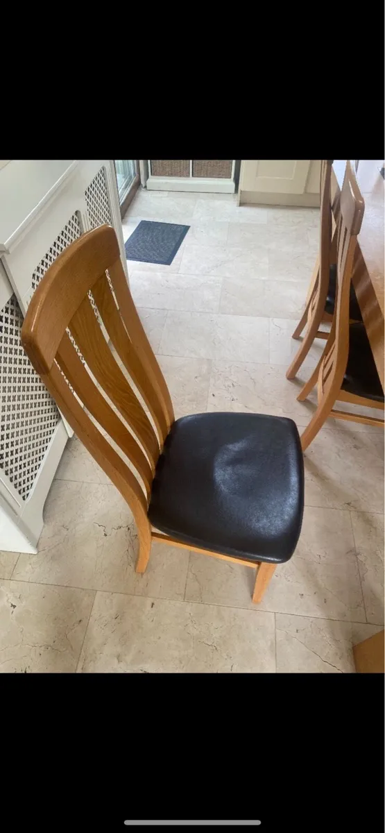 Table and chairs - Image 2