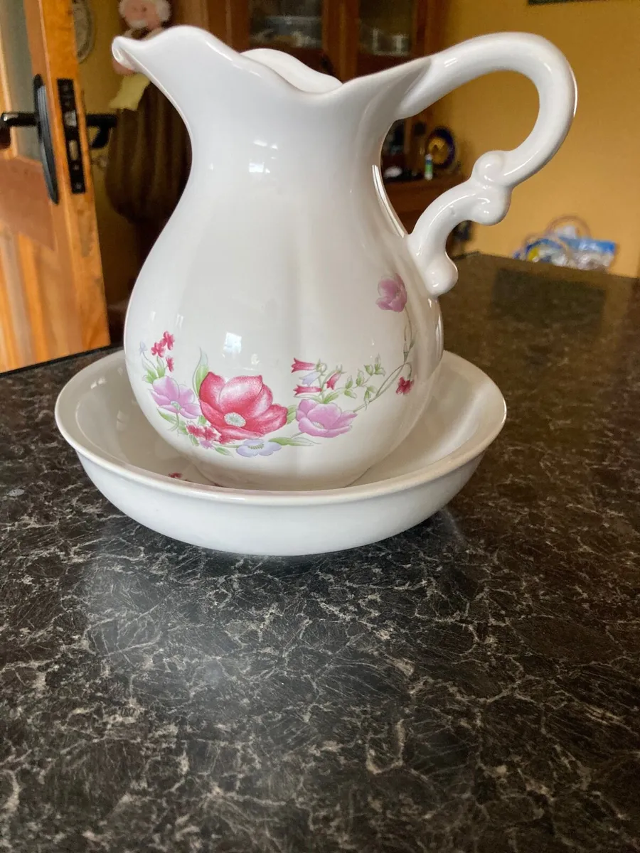 Vintage pitcher and basin - Image 1