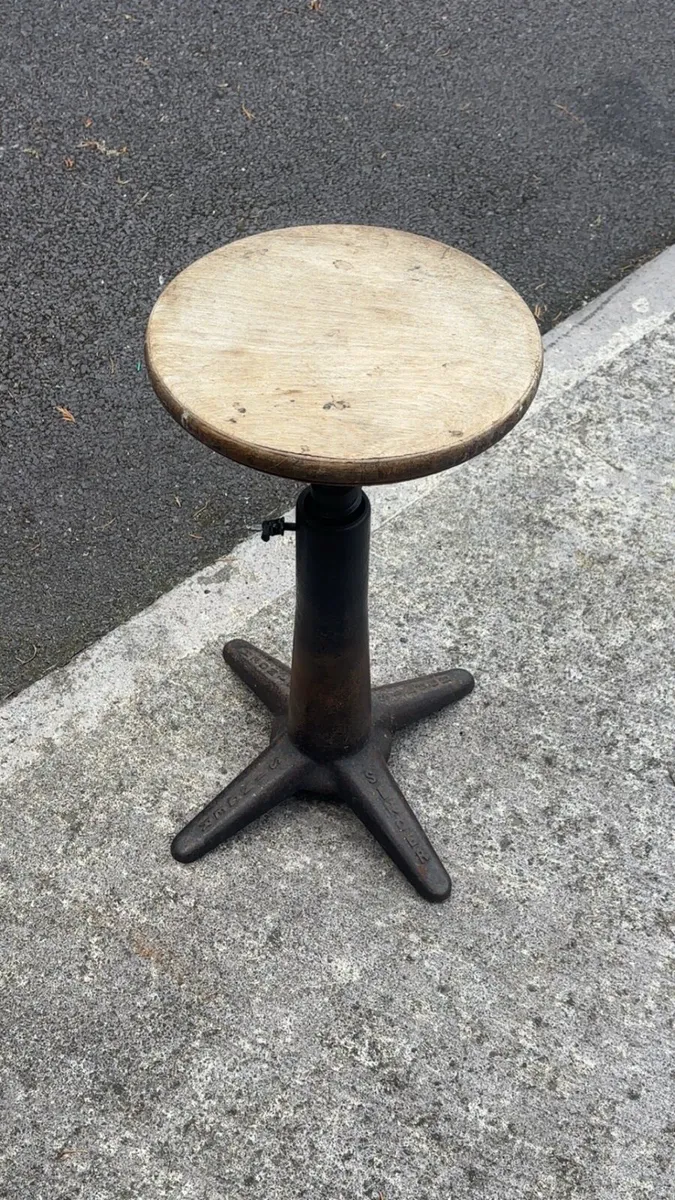 Singer stool - Image 1