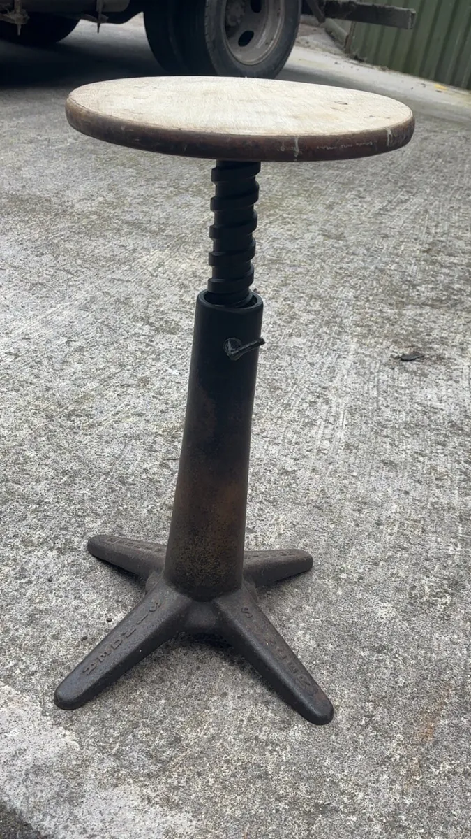 Singer stool - Image 2