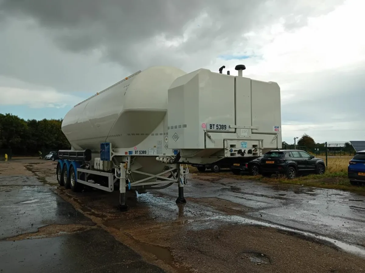 2019 Feldbinder 40m3 3 Pot Powder Tanker - Image 1