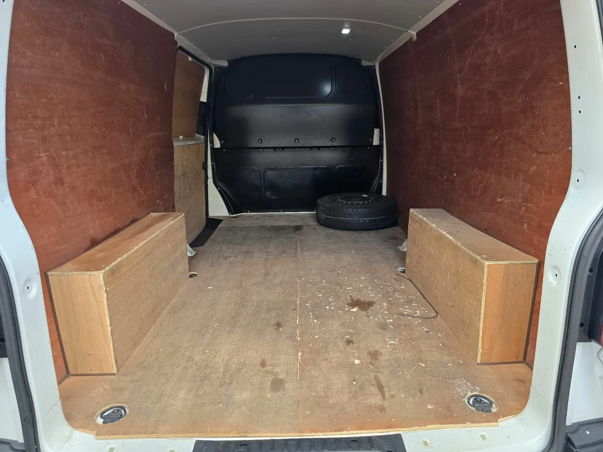 Volkswagen Transporter 2023 - Image 3