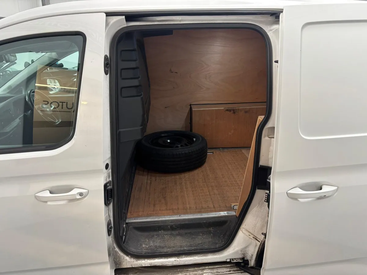 Volkswagen Caddy 2023  CARGO. AUTOMATIC - Image 3